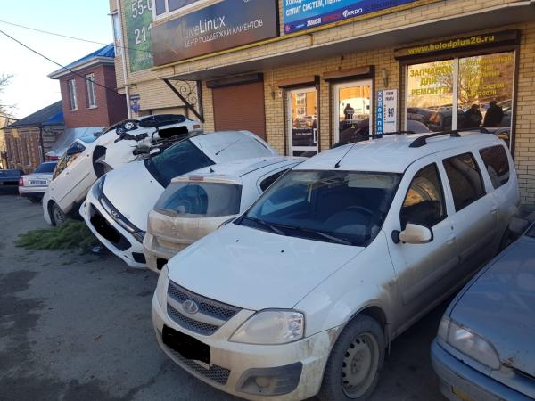 Три припаркованные легковушки протаранил водитель иномарки в Ставрополе
